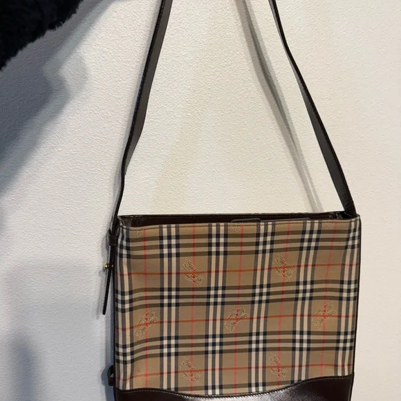 Burberry vintage shoulder bag
Very good condition
Authentic - Picture 10 of 11